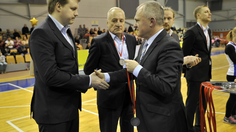 LBS prezidents Valdis Voins, treneris Armands Krauliņš un SK "Cēsis" prezidents Krišjānis Kļaviņš 2015. gada martā Rīgā
Foto: Romāns Kokšarovs, f64