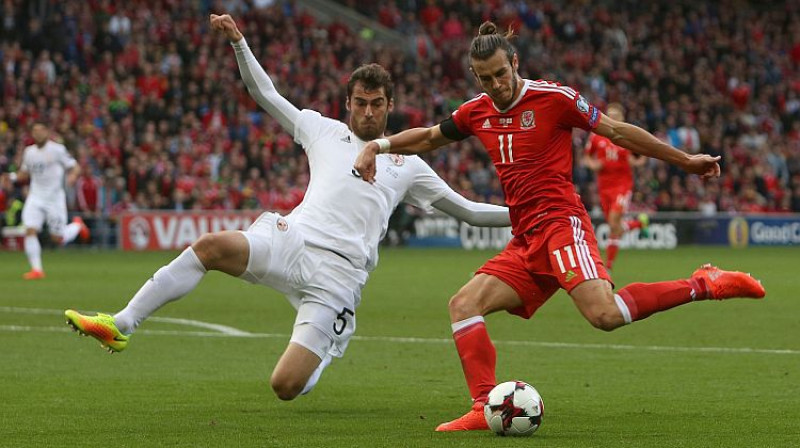 Solomons Kvarkvelia pret Velsas vienīgo vārtu autoru Geretu Beilu
Foto: AFP/Scanpix