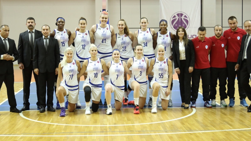 Samsunas basketbolistes un galvenais treneris Memets Čans Ozturks (pirmais no kreisās)
Foto: fiba.com