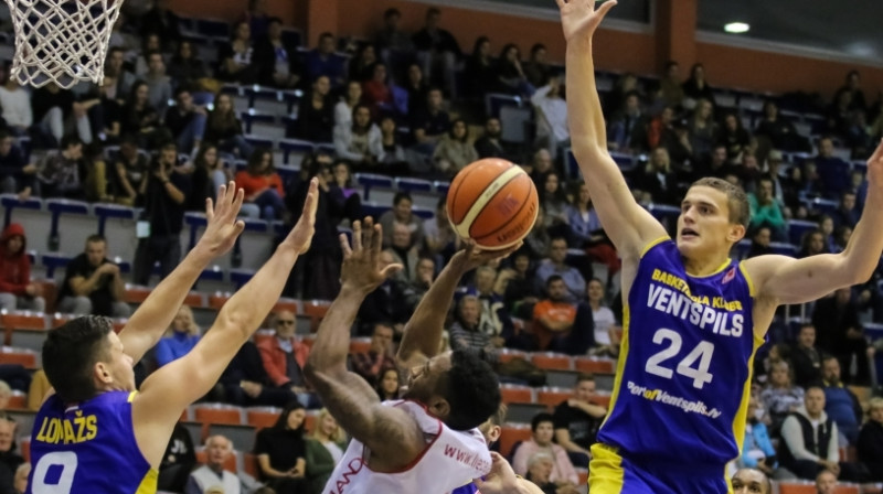 Andrejs Gražulis bloķē Latīfa Makmalana metienu
Foto: Ģirts Gertsons