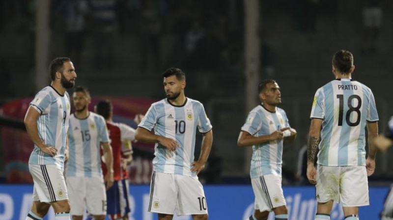 Argentīnas izlases spēlētāji pēc spēles beigu signāla
Foto: AP/Scanpix