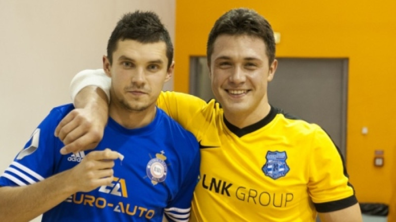 Antons Astrahancevs (pa labi) ar savu bijušo komandras biedru Oskaru Ikstenu
Foto: fknikars.lv