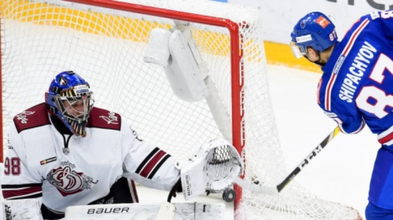 Jānis Kalniņš glābj pēc Vadima Šipačova metiena
Foto: SKA.ru