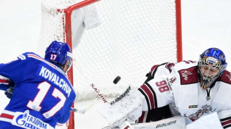 Jānis Kalniņš un pārliktnis glābj pēc Iļjas Kovaļčuka metiena
Foto: SKA.ru