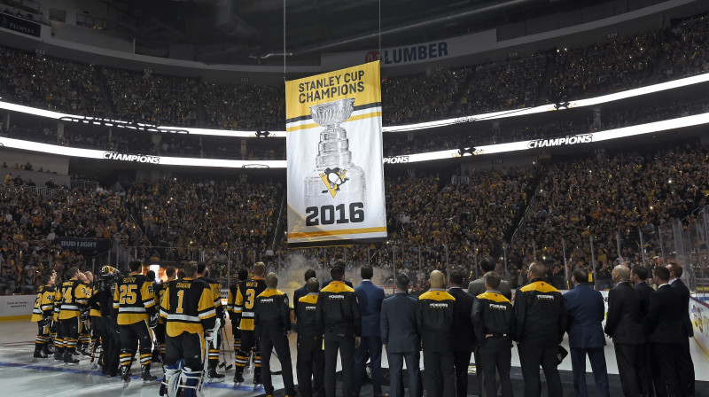 Pitsburgas "Penguins" pirms spēles vēro čempionu banera pacelšanu 
Foto: AP/Scanpix