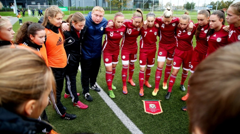 Romāns Kvačovs un Latvijas U-17 izlase
Foto: LFF