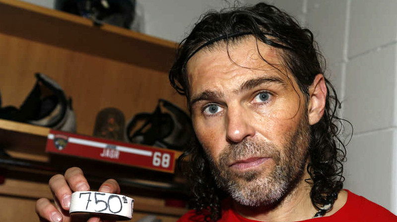 Jaromīrs Jāgrs ar 750. ripu
Foto: E.J.Schechter / GettyImages, NHL