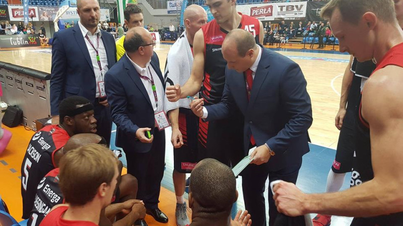 Roberts Štelmahers un komanda minūtes pārtraukumā
Foto: Energa Czarni Slupsk