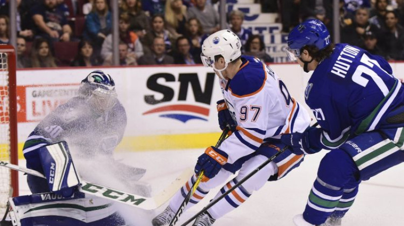 Konors Makdeivids raida ripu "Canucks" vārtos
Foto: USA TODAY Sports/Sipa USA/Scanpix
