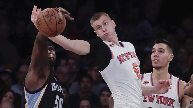 Kristaps Porziņģis pret Zaku Rendolfu
Foto: AP/Scanpix