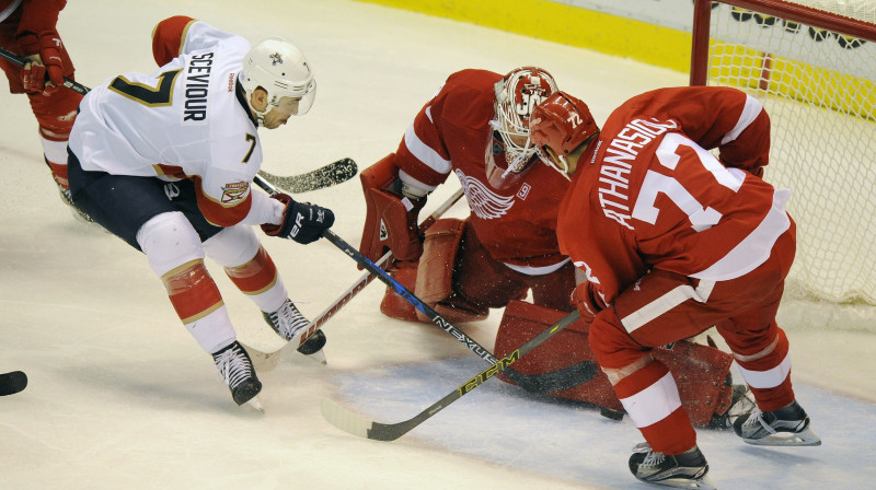 Koltons Sīviors (pa kreisi) "Red Wings" vārtu priekšā
Foto: AP/Scanpix
