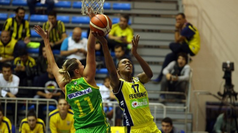 Aija Putniņa cīņā ar WNBA un Eiropas čempioni Sandrini Grudu
Foto: Fenerbahce