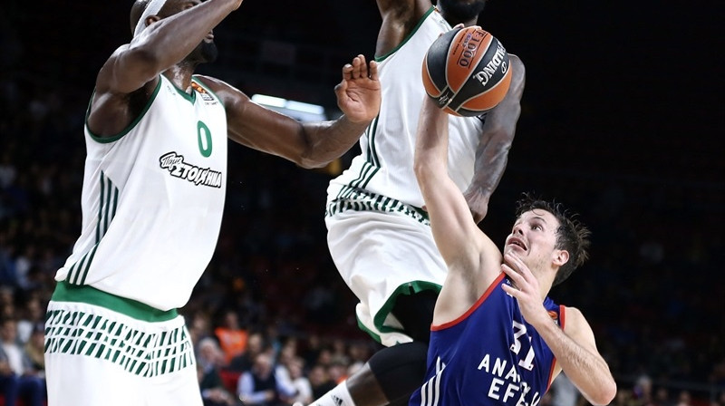 Tomā Ertels (pa labi) izmāna "Panathinaikos" aizsardzību
Foto: euroleague.net