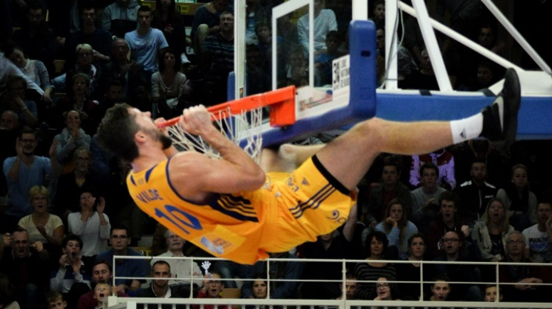 Ričmonds Vilde triec bumbu grozā no augšas
Foto: alm-evreux-basket.co