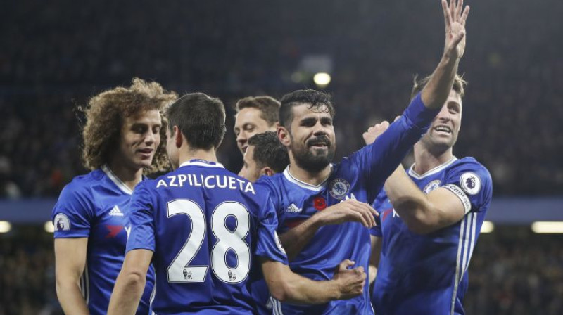 Djēgu Kosta un "Chelsea" futbolisti atzīmē kārtējo vārtu guvumu pret "Everton"
Foto: AP/Scanpix