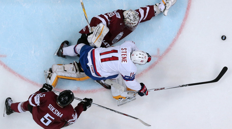 Edgars Siksna 2016. gada pasaules čempionāta spēlē pret Norvēģiju.
Foto: TASS/ Sergei Fadeichev