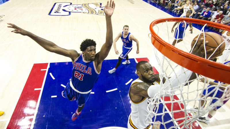 Džoels Embīds mēģina bloķēt Lebronu Džeimsu
Foto: AP/Scanpix