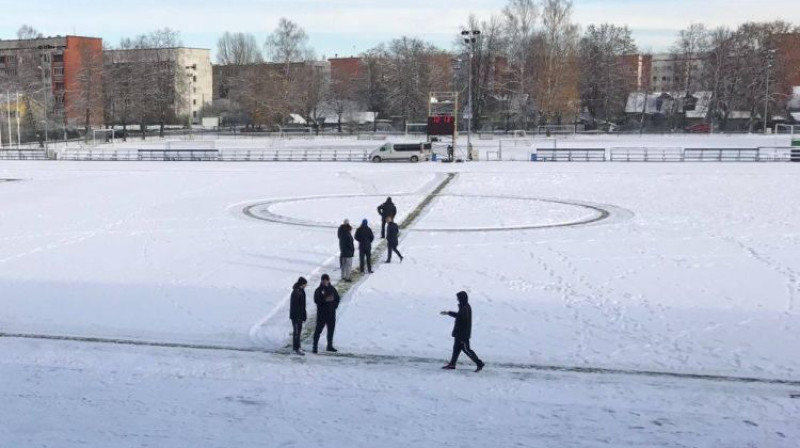 Slokas stadions, kurā sniegs neklāja tikai laukuma gala līnijas, centra līniju un soda laukuma robežas
Foto: Riga FC