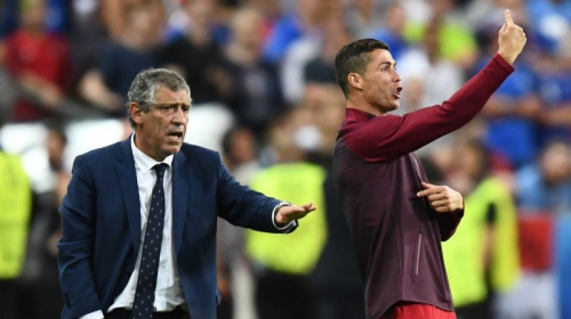 Fernandu Santušs un Krištianu Ronaldu diriģē komandu "Euro 2016" finālā
Foto: AFP/Scanpix