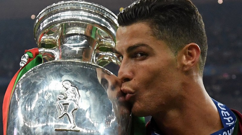 Krištianu Ronaldu 10. jūlijā ar Eiropas čempionāta trofeju
Foto: AFP/Scanpix