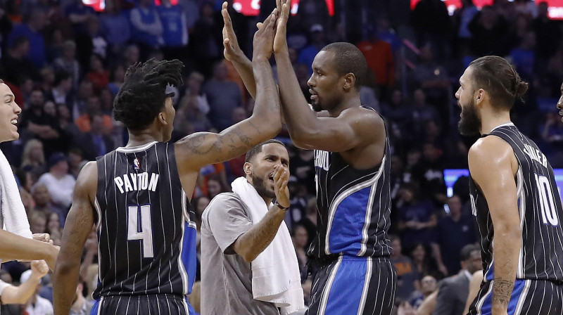 Seržs Ibaka saņem komandas biedru apsveikumus 
Foto: AP/Scanpix