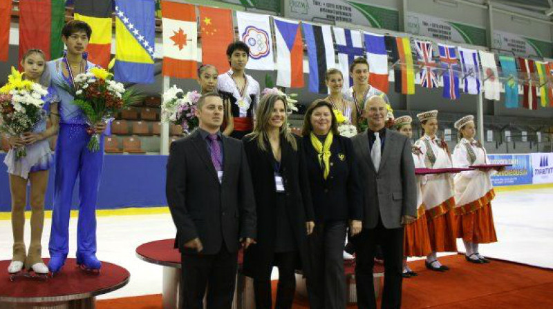 Olga Kovaļkova 1. rindā otrā no kreisās 
Foto: Daiļslidošanas klubs "Kristal Ice"