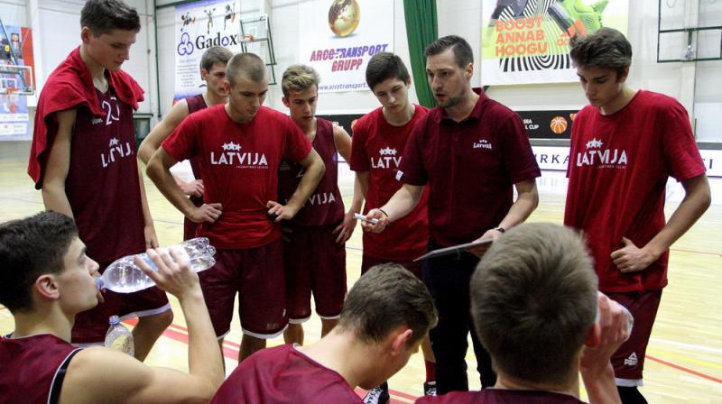 Raimonds Feldmanis un U18 izlase Baltijas jūras kausa izcīņā 2016. gada janvārī.
Foto: basket.ee