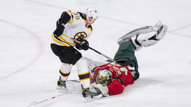 Devans Dubniks (pa labi) aptur Meta Beleskija izgājienu 
Foto: Sipa USA/Scanpix