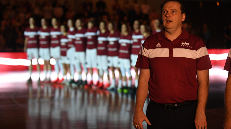 Mārtiņš Zībarts un Latvijas sieviešu basketbola valstsvienība
Foto: Romāns Kokšarovs, f64