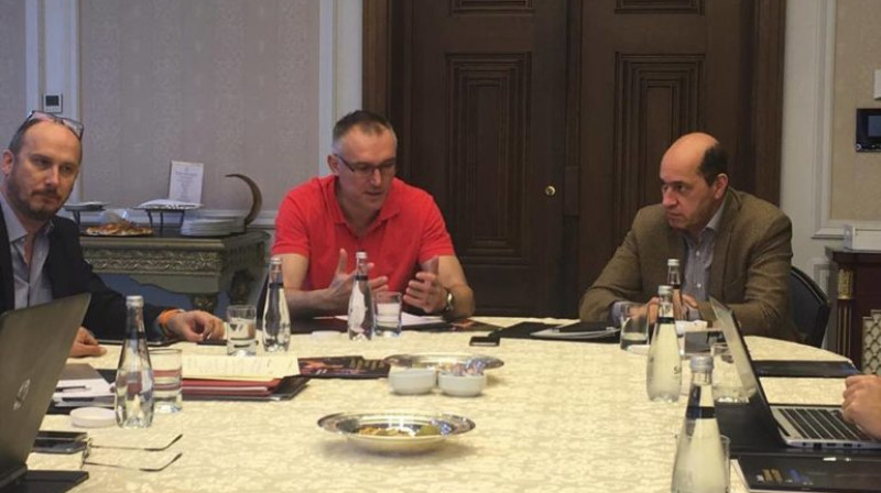 FIBA Europe pārstāvji: komunikāciju direktors Sakis Kontos, ģenerālsekretārs Kamils Novaks, prezidents Turgajs Demirels
Foto: Eurohoops