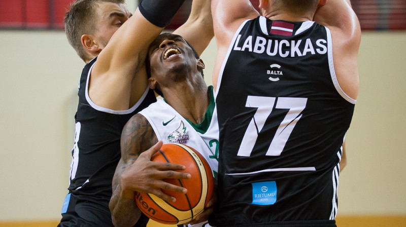 Demjers Pits pret VEF Rīga aizsardzību.
Foto: Edgars Vaivads.