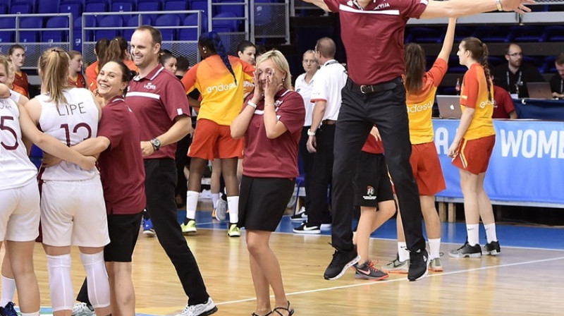 Ainārs Čukste: triumfa brīdis pēc Latvijas junioru komandas uzvaras Eiropas U18 čempionāta ceturtdaļfinalā.
Foto: FIBA.com