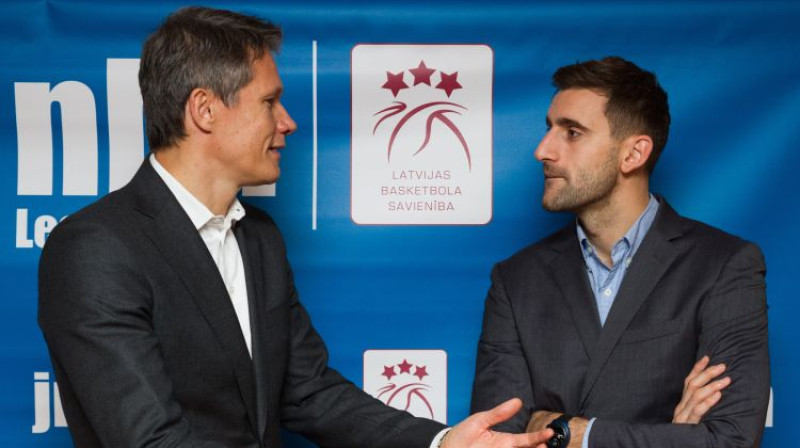 Edgars Šneps un Henrijs Utku (Henry Utku) NBA junioru līgas atklāšanas ceremonijas laikā
Foto: Vladislavs Proškins, f64