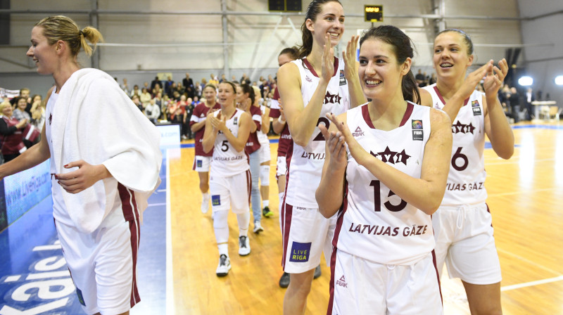 Latvijas basketbolistes
Foto: Romāns Kokšarovs, f64