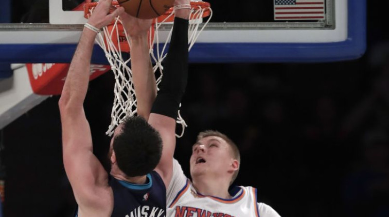 Kristaps Porziņģis bloķē Frenka Kaminska bumbas triecienu grozā no augšas
Foto: AP/Scanpix