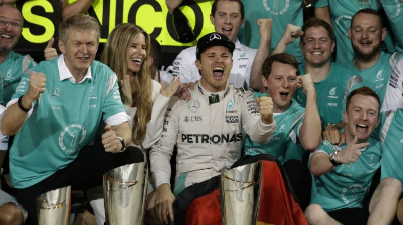 Niko Rosbergs ar "Mercedes" komandu un savu sievu atzīmē F1 čempiona titulu
Foto: AP/Scanpix