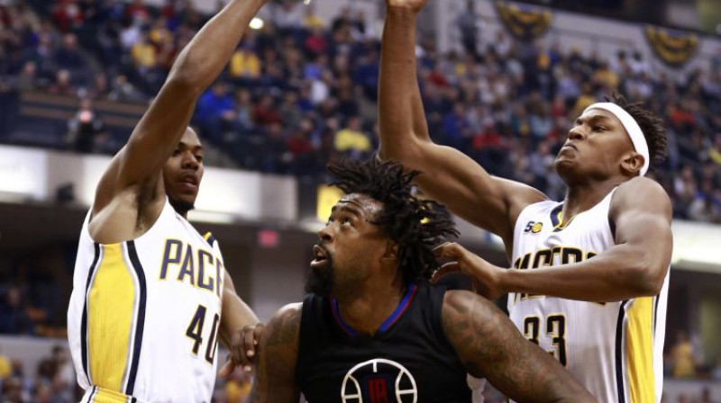 "Clippers" centrs Deandrē Džordans cenšas izlauzties caur "Pacers" aizsardzību
Foto: AP/Scanpix