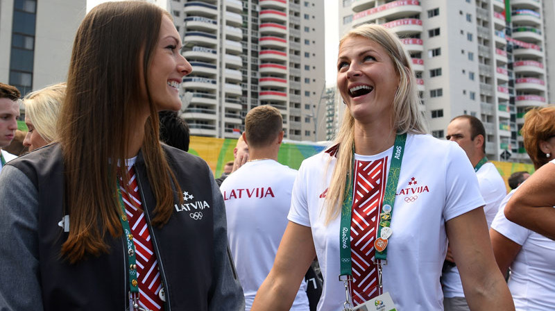Laura Ikauniece-Admidiņa un Madara Palameika Rio olimpisko spēļu ciematā. 
Foto: Romāns Kokšarovs/f64