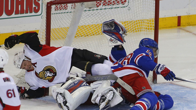 Otavas ''Senators'' un Ņujorkas ''Rangers'' cīņa
Foto: AP/Scanpix