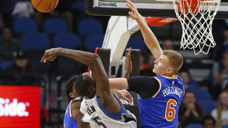 Kristaps Porziņģis bloķē pretinieka metienu 
Foto: AP/Scanpix