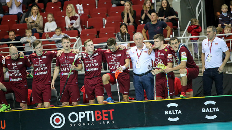 Latvijas izlase pašlaik ar nokārtām galvām
Foto: IFF Floorball