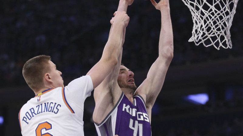 Kristaps Porziņģis bloķē pretinieka metienu
Foto: AP/Scanpix
