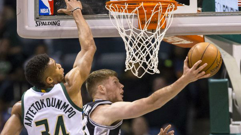 "Bucks" superzvaigzne un Dāvis Bertans
Foto: Jeff Hanisch / usatoday.com