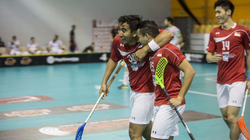 Singapūras izlase līksmo par pirmo izcīnīto uzvaru turnīrā
Foto: IFF Floorball