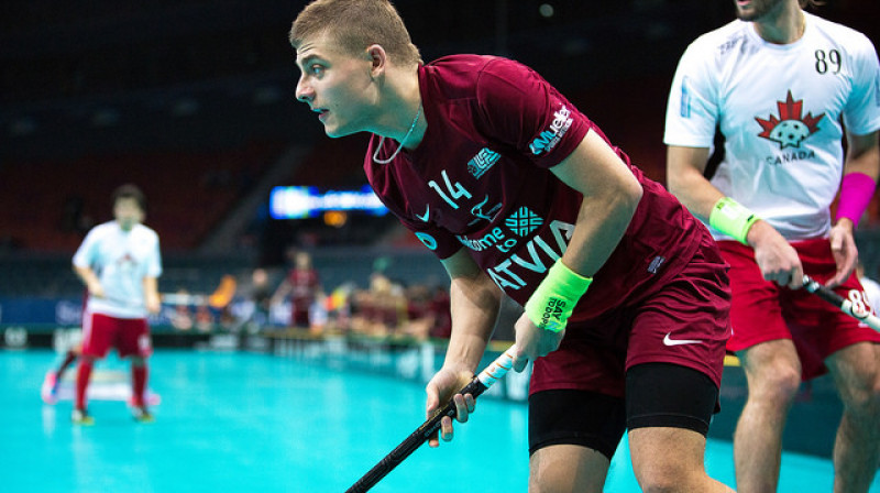 Artūrs Jurševskis pirms diviem gadiem pret Kanādu izcēlās ar vārtu guvumu
Foto: Ritvars Raits, IFF Floorballl
