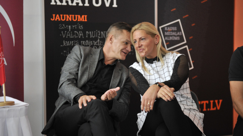 Aivars Vīnbergs sarunā ar bijušo valstsvienības spēlētāju Ilzi Osi-Hlebovicku
Foto: Romāns Kokšarovs, f64