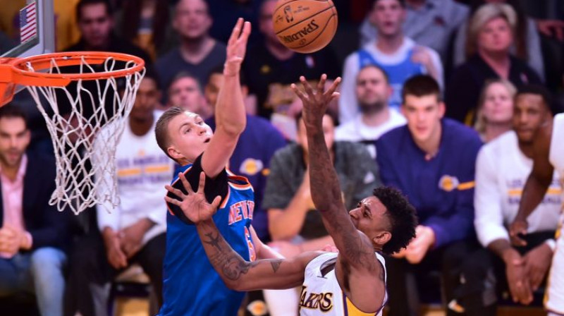 Kristaps Porziņģis aptur Nika Janga metienu
Foto: AFP/Scanpix