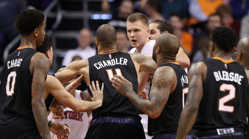 Kristaps Porziņģis ''Suns'' ielenkumā
Foto: AFP/Scanpix