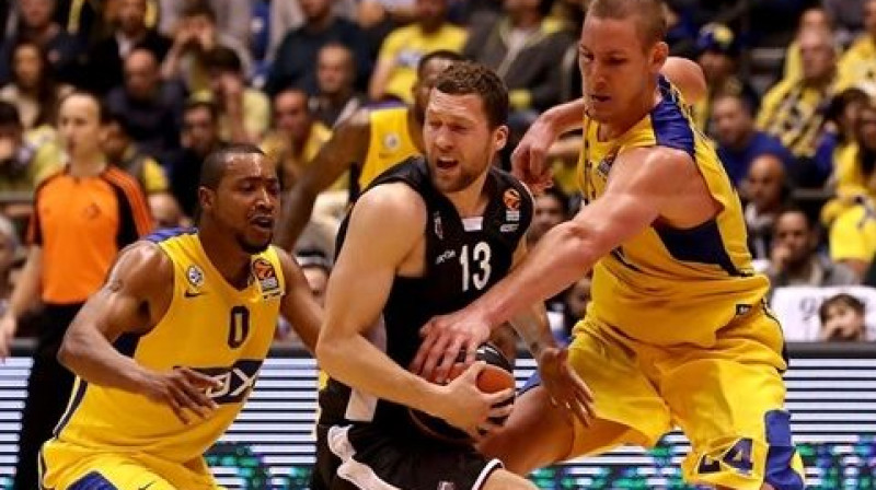 Jānis Strēlnieks (centrā)
Foto: euroleague.net
