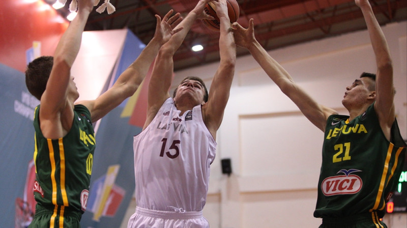 Latvijas U18 izlases centra spēlētājs Kārlis Garoza cīņā ar lietuviešiem.
Foto: FIBA.com